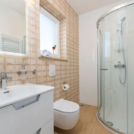 Schoene Camellia Mit Privatem Pool By Interhome