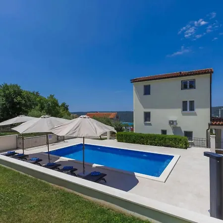 Schoene Camellia Mit Privatem Pool By Interhome Trgetari