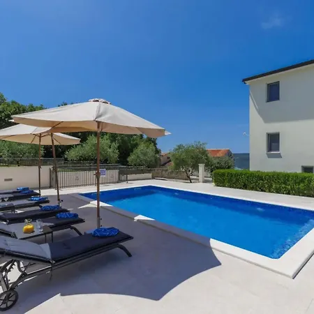 Schoene Camellia Mit Privatem Pool By Interhome Trgetari