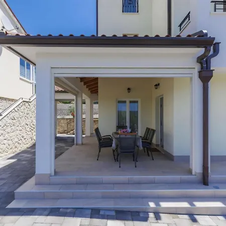 Schoene Camellia Mit Privatem Pool By Interhome Feriehus
