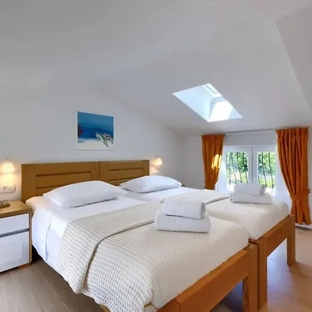 Vakantiehuis Schoene Camellia Mit Privatem Pool By Interhome